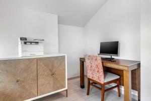 a room with a desk with a computer and a chair at Hilton Vacation Club Flamingo Beach Sint Maarten in Simpson Bay