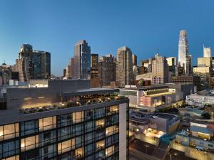 - Vistas al perfil urbano por la noche en Canopy by Hilton San Francisco SoMa en San Francisco