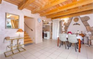 eine Küche und ein Esszimmer mit Tisch und Stühlen in der Unterkunft Villa Ala in Garica