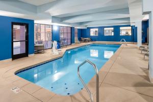 ein großer Pool in einem Hotelzimmer in der Unterkunft Hampton Inn & Suites Salida, CO in Salida