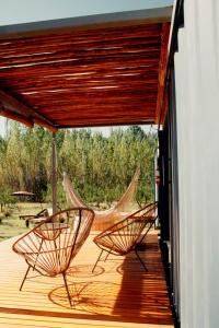 twee stoelen op een terras met een hangmat bij Las Guaras Valle de Uco in Tunuyán