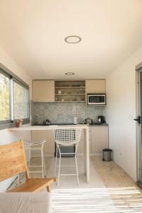 a kitchen with a table and chairs in a room at Las Guaras Valle de Uco in Tunuyán