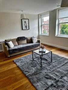 a living room with a couch and a coffee table at Modern 1bedflat Kensington in London