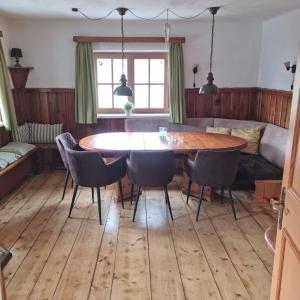 ein Esszimmer mit einem Tisch, Stühlen und einem Sofa in der Unterkunft Fasserhof in Bramberg am Wildkogel