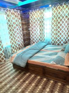 A bed or beds in a room at Water Vibe Homestay Srinagar