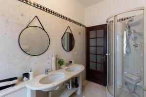 y baño con lavabo, ducha y espejo. en Case da Amare - Alassio Centro, en Alassio