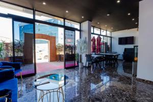 Η κουζίνα ή μικρή κουζίνα στο Acar Airport Hotel