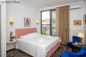 Ένα ή περισσότερα κρεβάτια σε δωμάτιο στο Calliope & Terpsichore by Heloni Apartments