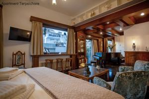 Μια τηλεόραση ή/και κέντρο ψυχαγωγίας στο Calliope & Terpsichore by Heloni Apartments