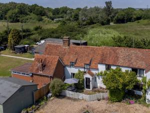 una vista aérea de una casa en Pass the Keys Lovely Cottage just outside of Canterbury, en Canterbury