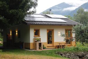 ein kleines Haus mit Sonnenkollektoren auf dem Dach in der Unterkunft LA CASA NEL BOSCO 