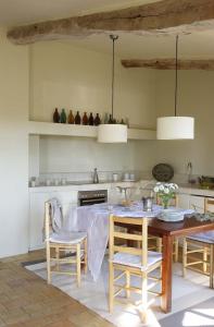 uma cozinha com mesa e cadeiras num quarto em Can Bassa em Madremanya