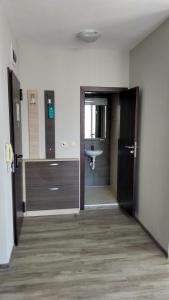 an empty room with a bathroom with a sink at Sorrento Sole Mare in Sveti Vlas