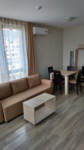 sala de estar con sofá y mesa en Sorrento Sole Mare en Sveti Vlas