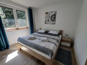 Postel nebo postele na pokoji v ubytování Apartman pod lipou - samostatny objekt - carport
