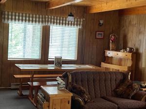 White Owl Retreat Yellowstone Grand Teton في آيلاند بارك: غرفة معيشة مع أريكة وطاولة