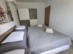 Postel nebo postele na pokoji v ubytování Apartman pod lipou - samostatny objekt - carport