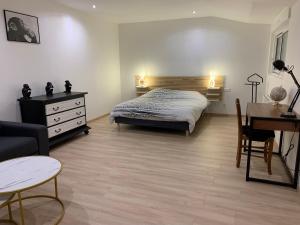 Łóżko lub łóżka w pokoju w obiekcie Gîte, Maison entière avec billard et bel espace de vie La Grange