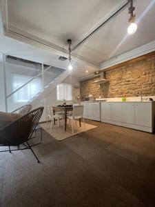 a kitchen and dining room with a table and chairs at B&B Apartamentos Lorione in Olite