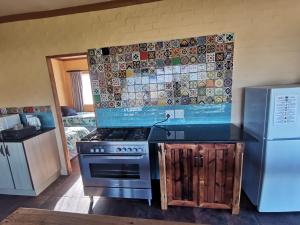 uma cozinha com um fogão e um frigorífico em Old Ladder em Oyster Bay