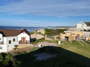 uma vista aérea de uma casa e do oceano em Old Ladder em Oyster Bay