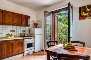 マッサ・ルブレンセにあるCasa Pollioのテーブル付きのキッチン、窓付きのキッチンが備わります。
