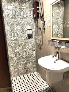 ジョージタウンにあるLe Meilleurのバスルーム(シャワー、洗面台、トイレ付)