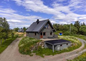 een klein huis op een onverharde weg bij Bestefarhaugen - The cozy house on the hill - with a dome in Bø