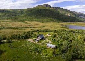 una vista aérea de una casa en una colina junto a un lago en Bestefarhaugen - The cozy house on the hill - with a dome en Bø