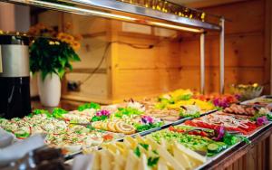 linia bufetowa z wieloma różnymi rodzajami jedzenia w obiekcie Karkonoski SPA - Bufet mini All Inclusive gratis! w mieście Karpacz +37 zdjęć