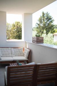 sala de estar con sofá y mesa en Vitamin Sea en Poreč