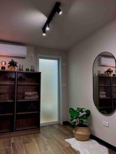 salon z lustrem i rośliną w obiekcie ירוק במושב w mieście Ma‘oz Ẕiyyon