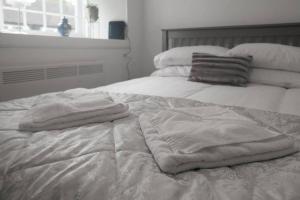 na łóżku leżą dwa ręczniki. w obiekcie Riverview Cottage w mieście Lanark