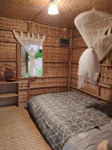 Schlafzimmer mit einem Bett mit Moskitonetz in der Unterkunft บ้านสวนกางโต้ง Ban Suan Kang Tong in Chom Thong