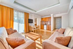 Una sala de estar con dos sofás y una mesa. en Yeniacun Apart Hotel, en Alanya