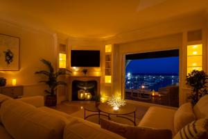 Μια τηλεόραση ή/και κέντρο ψυχαγωγίας στο MARBELLA BANUS SUITES - Puerto Banus Marina Harbour Seafront Apartment