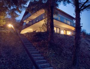 ein Haus mit einer Treppe, die nachts hinaufführt in der Unterkunft Exklusiv Apartments ELLI & HANS - Apartment HANS in Willingen