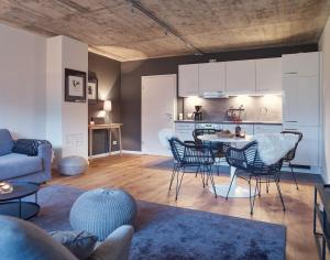 eine Küche und ein Wohnzimmer mit einem Tisch und Stühlen in der Unterkunft Exklusiv Apartments ELLI & HANS - Apartment HANS in Willingen