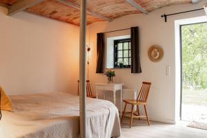 - une chambre avec un lit et une fenêtre dans l'établissement Berits Bed and Breakfast, à Haderslev