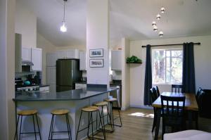 een keuken met een aanrecht en krukken in een kamer bij 210 Forest Ridge Drive in Durango