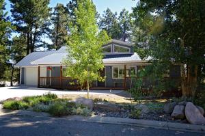 una casa con un árbol delante de ella en 210 Forest Ridge Drive, en Durango