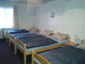 Zimmer mit 3 Betten und einem Fenster in der Unterkunft Chata Čeřovský Harrachov in Harrachov