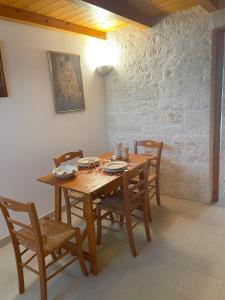 drewniany stół i krzesła w pokoju w obiekcie La Casetta di Lucia w Alberobello