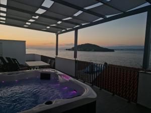 a jacuzzi tub on a balcony overlooking the ocean at D-Sunrise in Kali