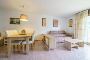 uma sala de estar com uma mesa e um sofá em HomeHolidaysRentals Anglada - Costa Barcelona em Santa Susanna