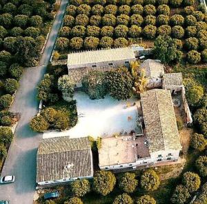 Farm stay La Frescura Agriturismo في سيراكوزا: اطلالة جوية على مبنى به مجموعة اشجار
