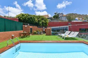 Bazén v ubytovaní La Casa de Arriba Arucas by VillaGranCanaria alebo v jeho blízkosti