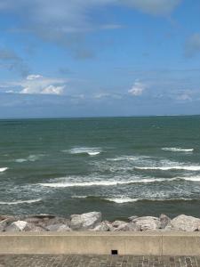 - une vue sur l'océan avec des rochers sur la plage dans l'établissement La Pause 800, à Wissant