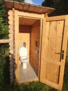 - des toilettes dans une dépendance en bois avec une porte dans l'établissement Nový kemp Slezské Pavlovice, à Slezské Pavlovice