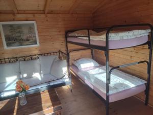 - 2 lits superposés et un canapé dans une cabine dans l'établissement Nový kemp Slezské Pavlovice, à Slezské Pavlovice